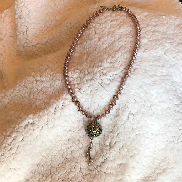 Rose Colored Pearl Necklace with Antique Brass Pendant & 6 ivory pearls. - Picture 2 of 7